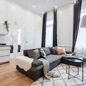 Eye Apartment
