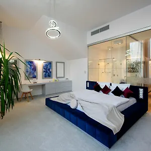 Karoly Corner Residences דירה